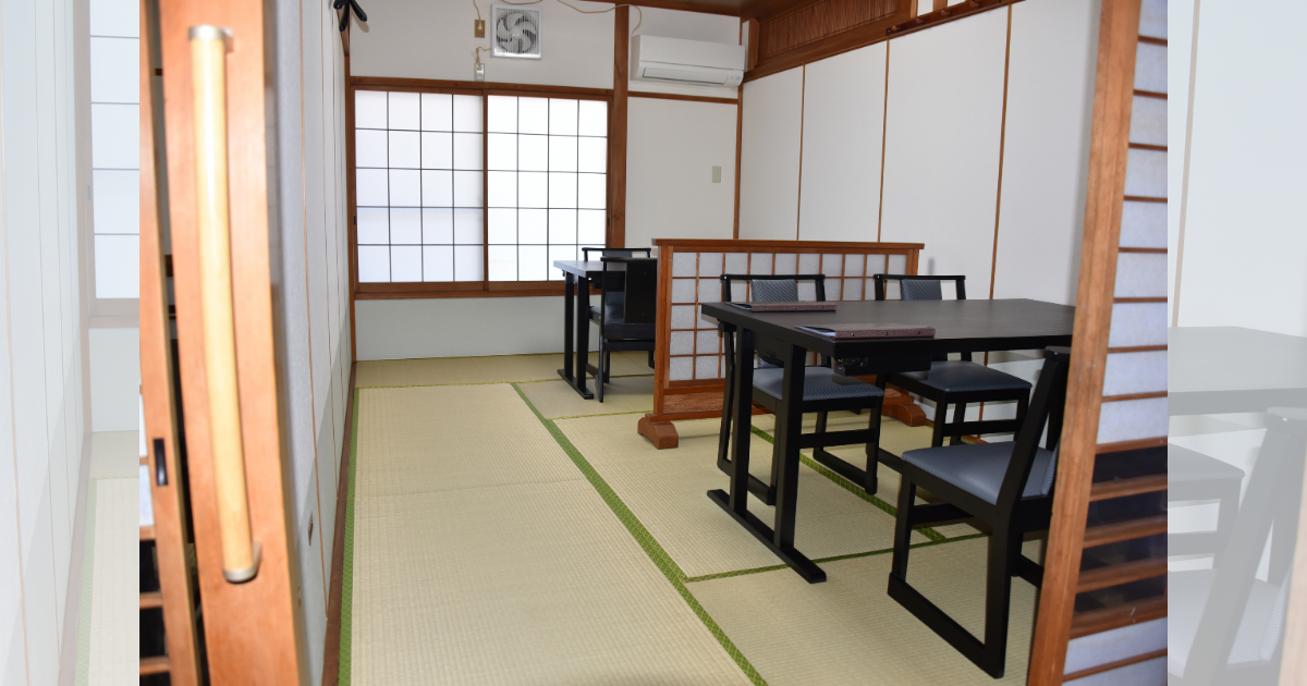 お座敷は椅子でのご利用も可能です