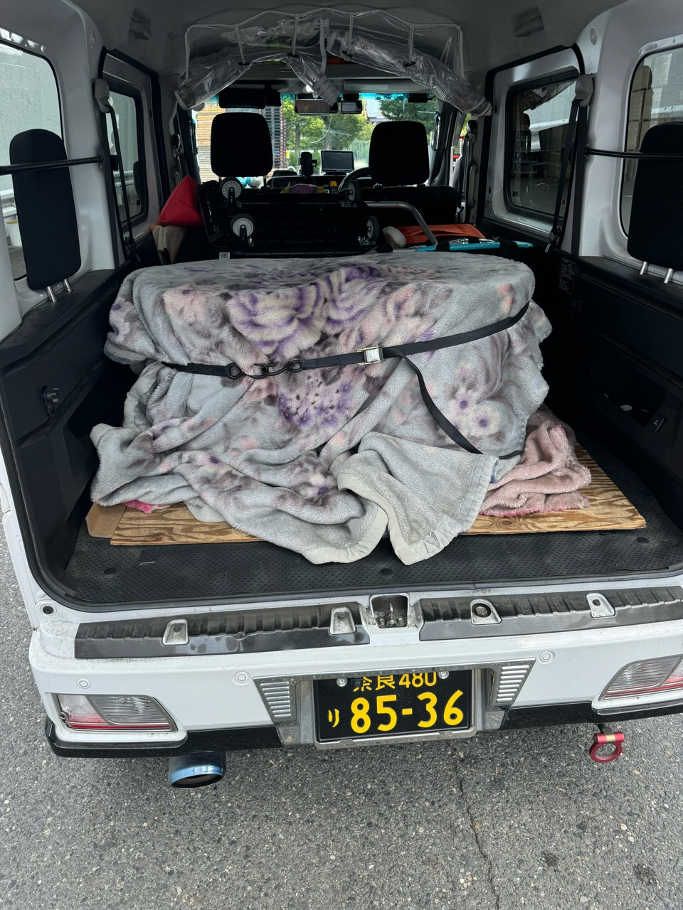 荷物の固定はガッチリと！ベルト、突っ張り棒所持しています。