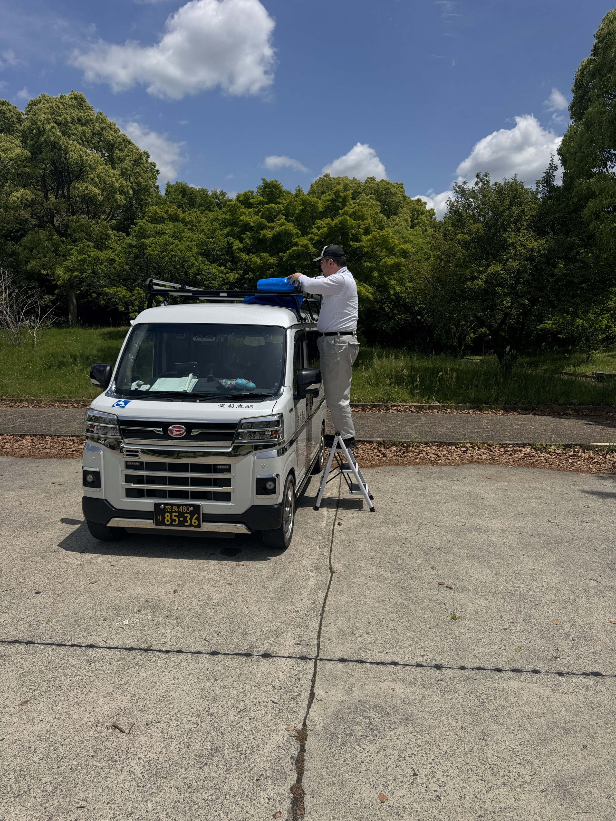 ルーフキャリア使用時は、脚立を使います