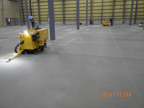 乾式カッターにて引き続き工事をしております。