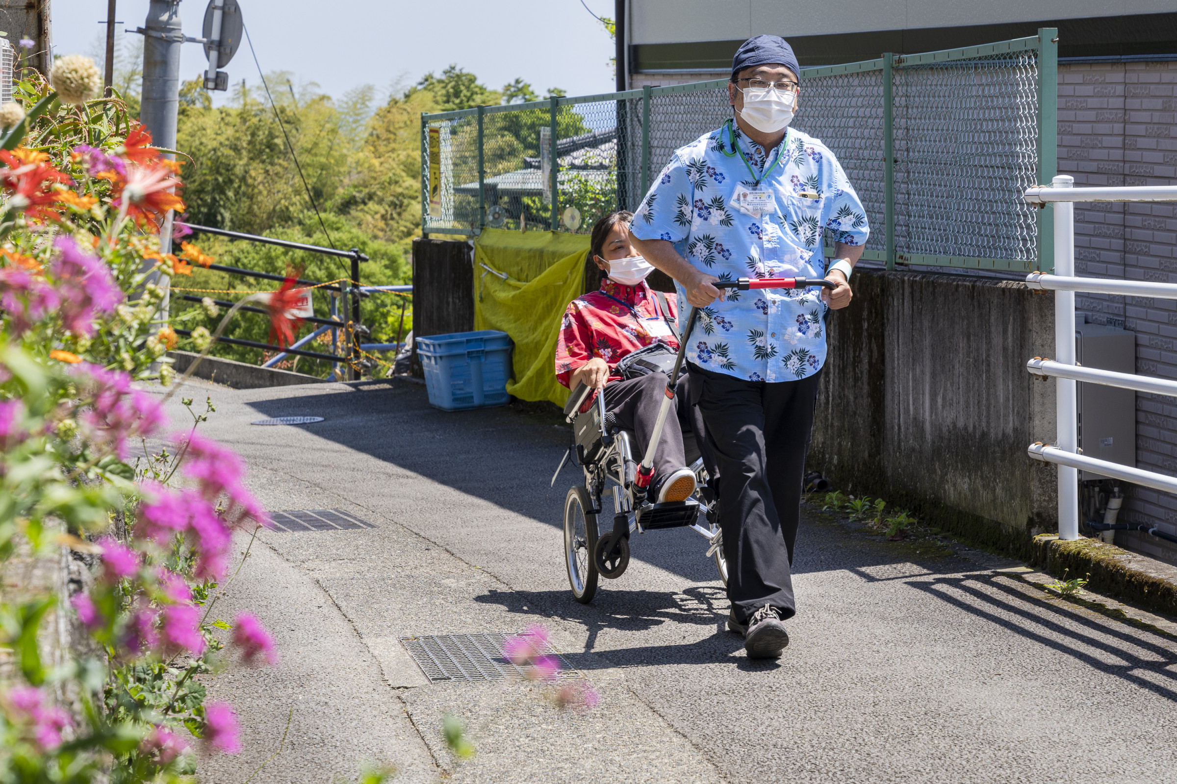 急坂に面した住環境でも安全に移動介助します。