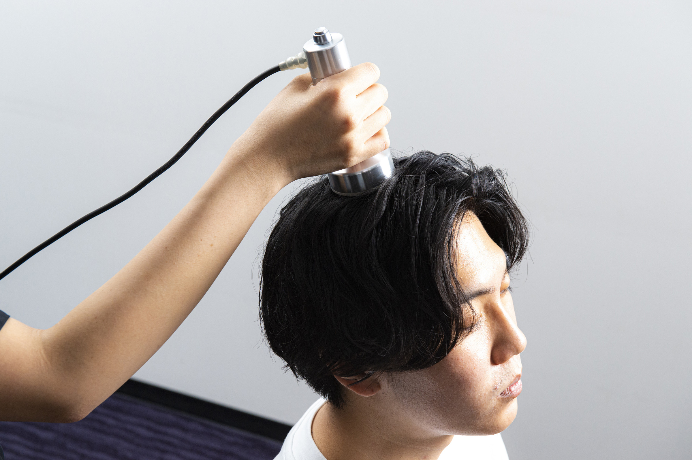 ハンドでは届かない近赤外線と音響振動による本格的ヘッドスパ