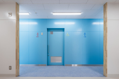11.２階児童用トイレ入口.jpg