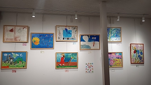 壁一面にみんなの絵の力作が並びました。