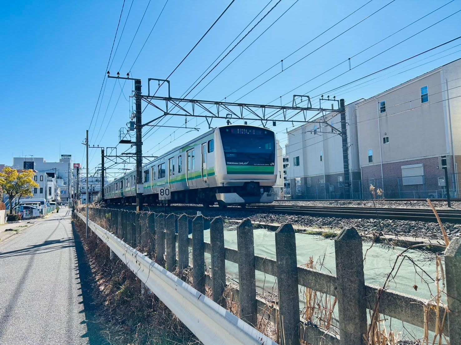 いいな保育ルームは中山駅から徒歩5分！すぐ目の前をJR横浜線が走る、電車好きには嬉しい公園も…！