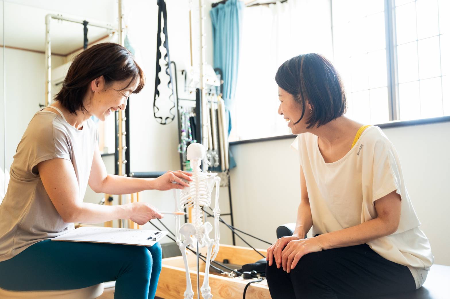 向かい合って骨格標本を見ながらカウンセリングする様子
