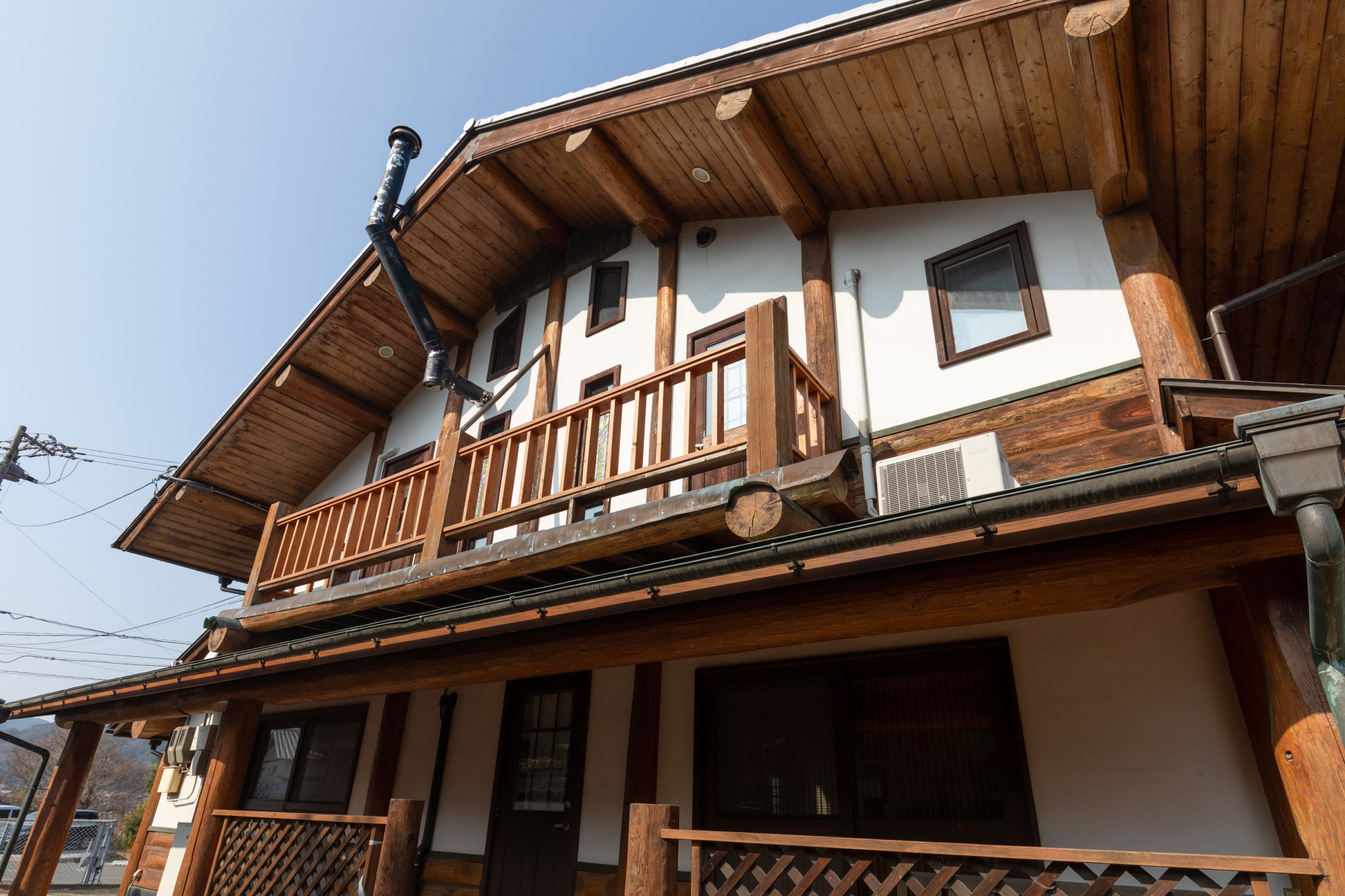 海が一望できる自然豊かな場所にあります。