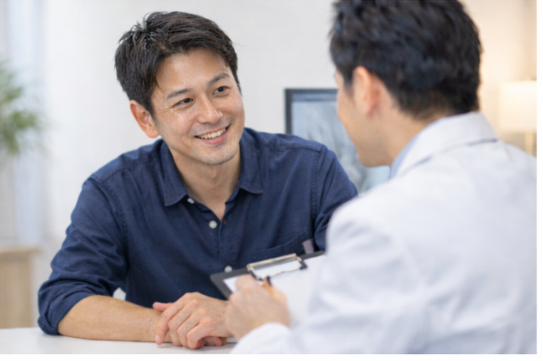 AGA治療について医師と相談する男性