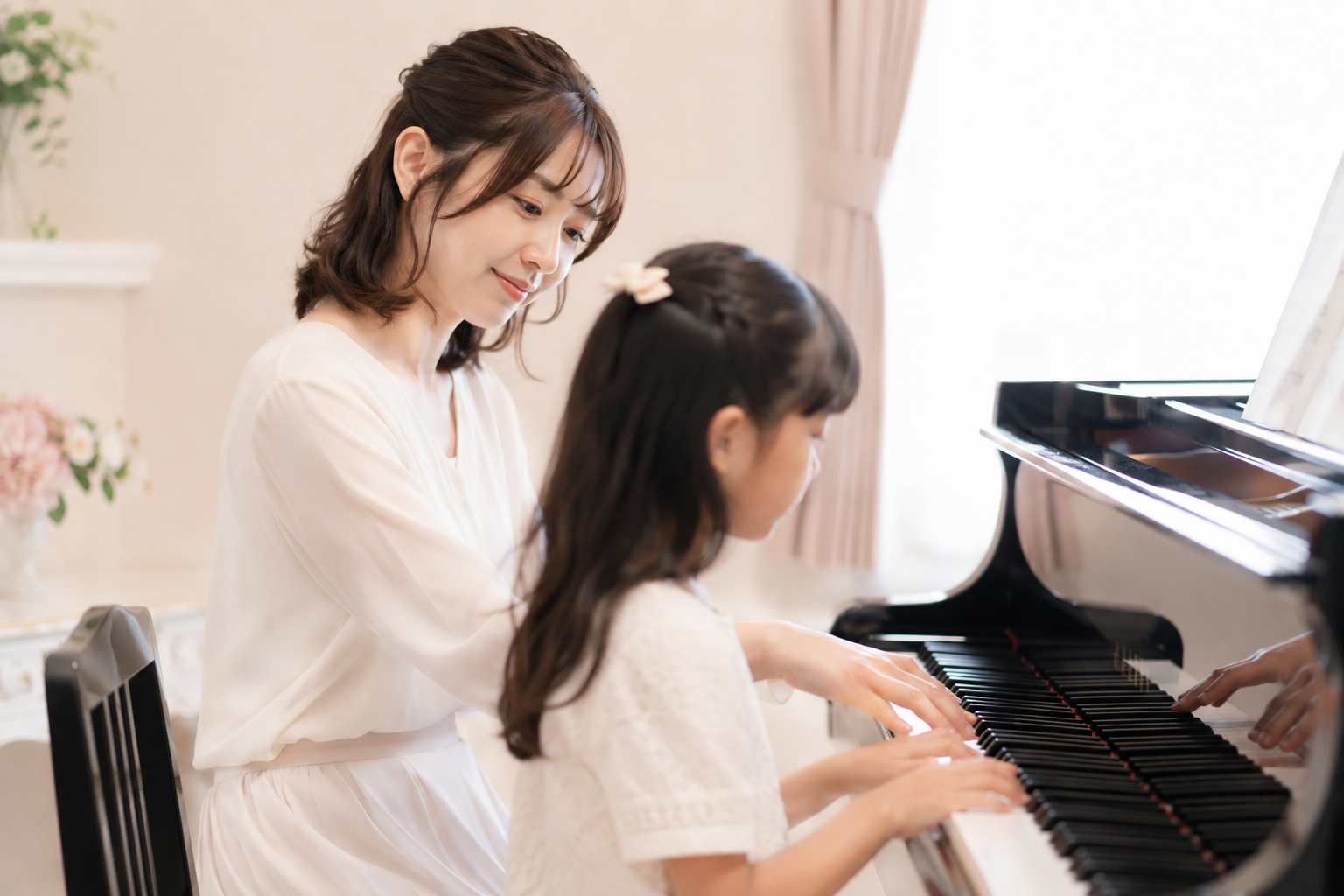 ピアノ講師として生徒と向き合う音楽家女性