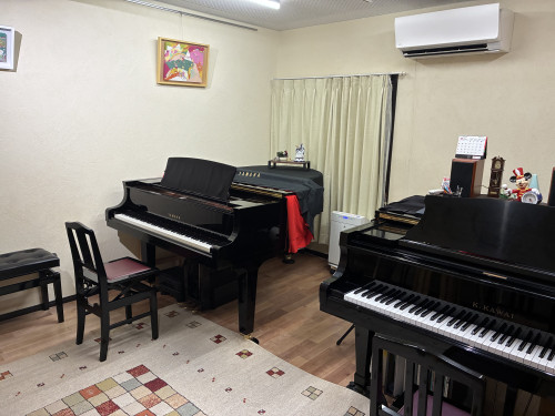 二台グランドピアノのある防音室をお貸しします。