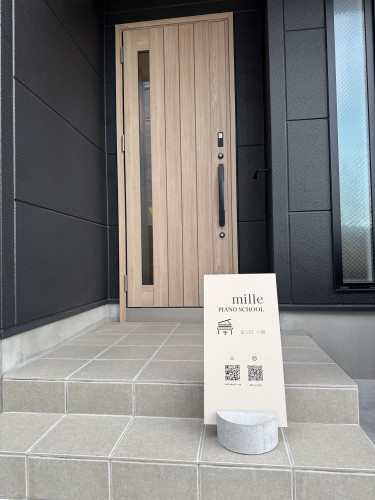 玄関外の教室の看板