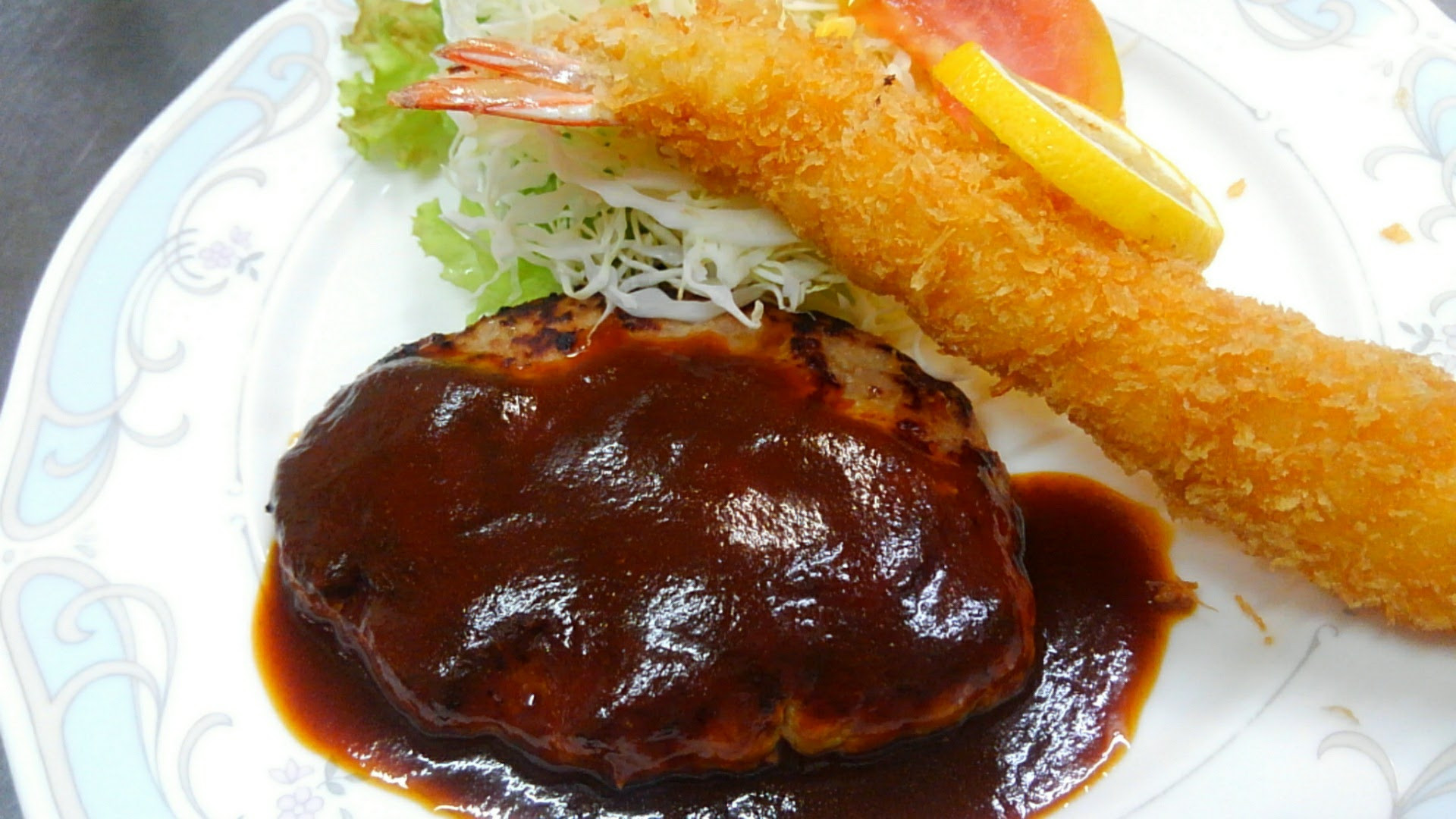 ハンバーグと海老フライ