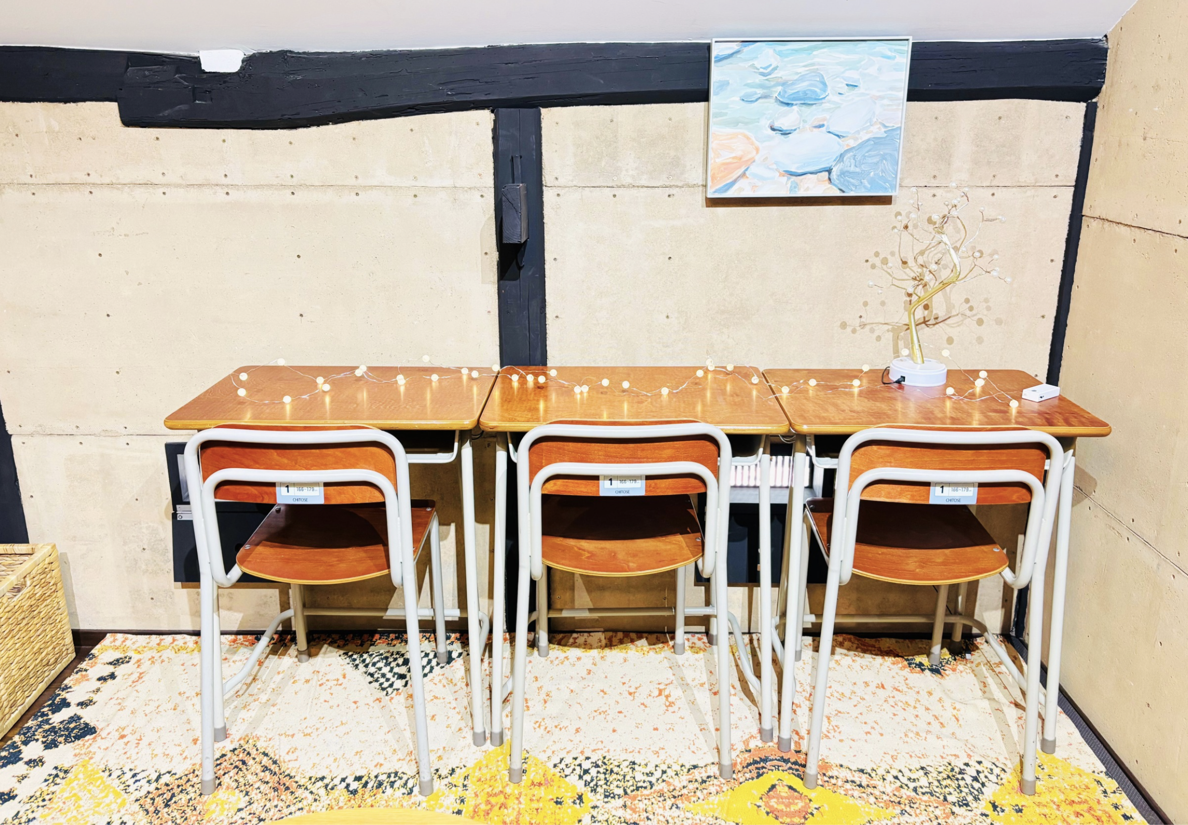 懐かしの学校机。簡単に配置が変えられるので便利です