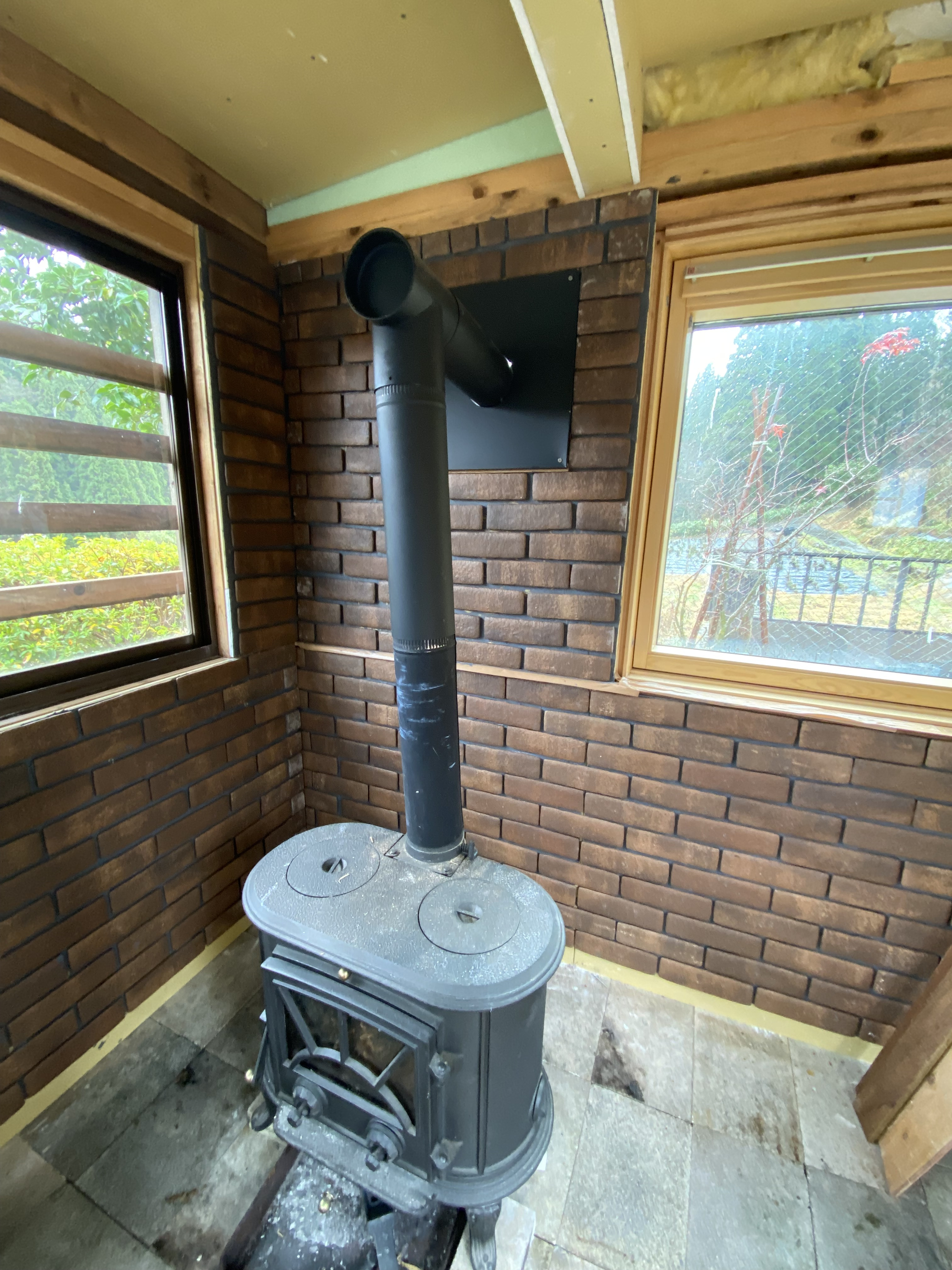 小屋のレンガを張りました