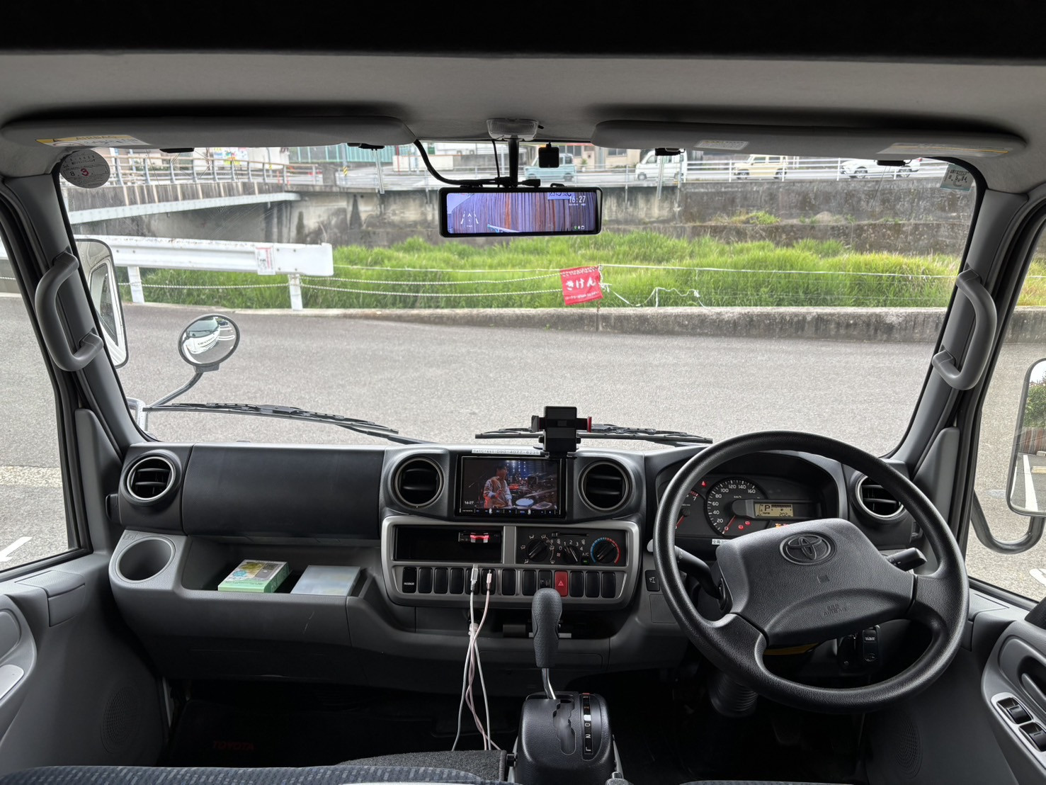 AT車・バックモニター・デジタルインナーミラー・普通免許で運転可能・長さ5M未満