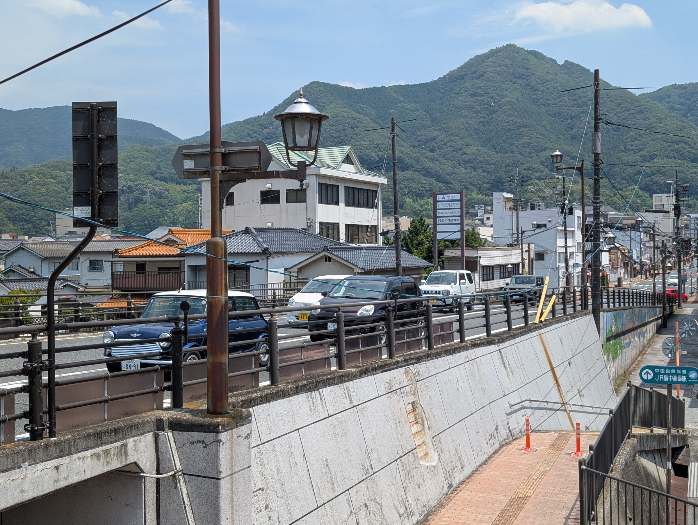 事務所遠景（国道180号線から）