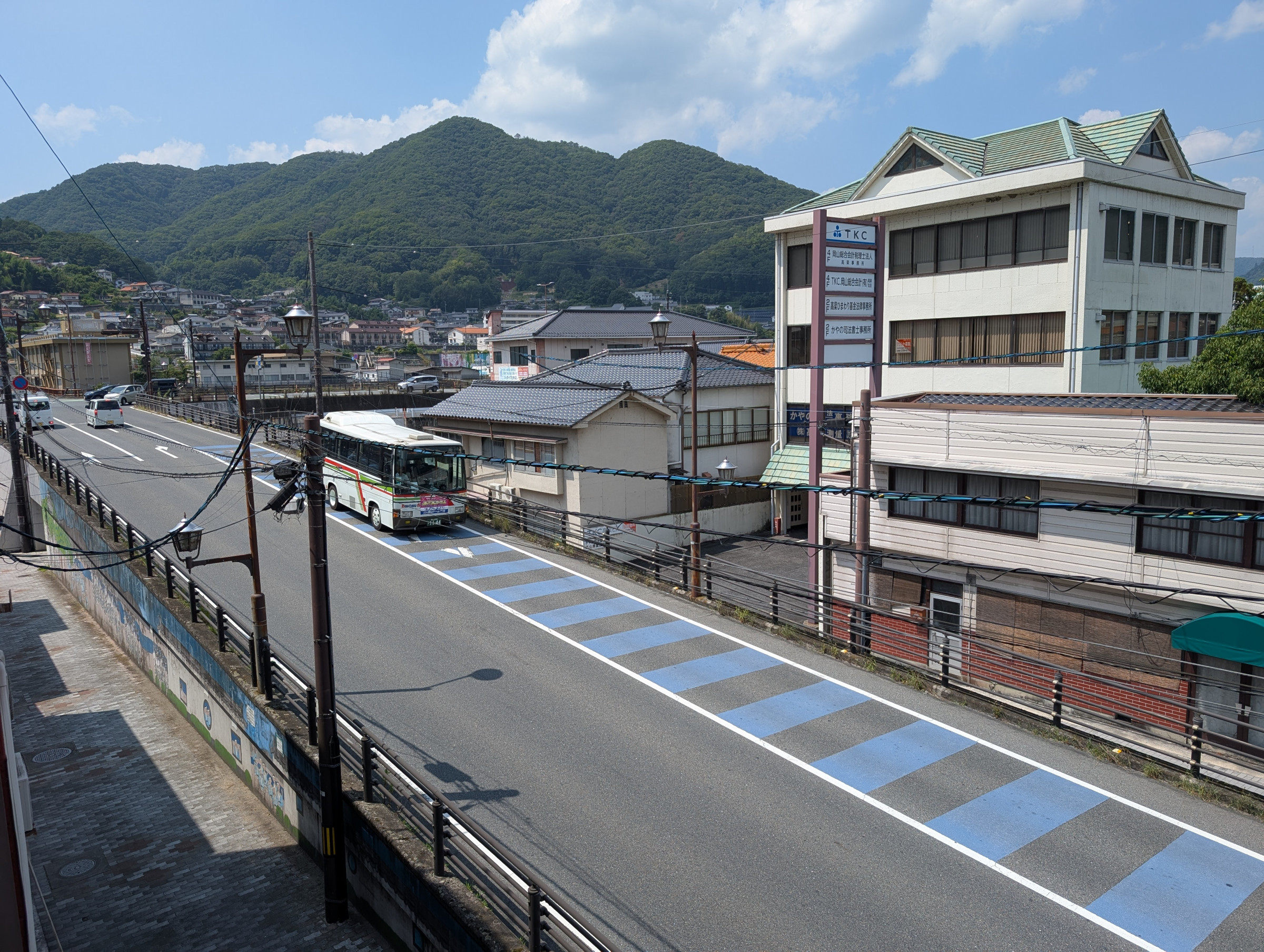 駅前バス通り沿いにあります