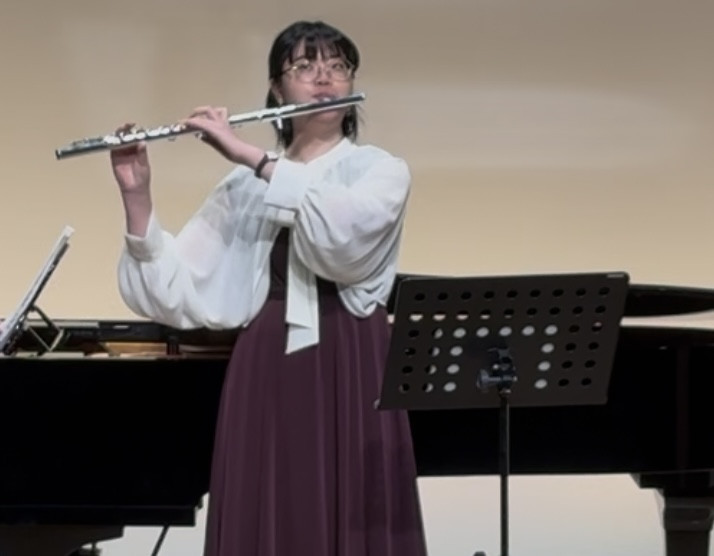 フルート講師の柳田　穂乃香です。10歳よりフルート、ピッコロを始め、現在peby college春日校、早良校にてフルート講師として活動。