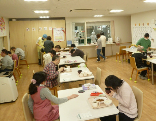 小春びより昼食
