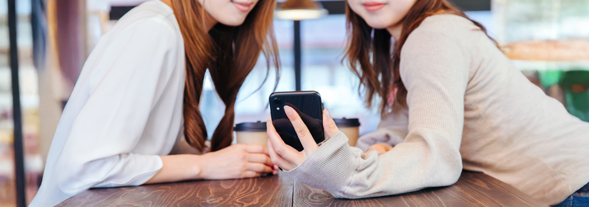 スマホで情報共有する女性のイメージ