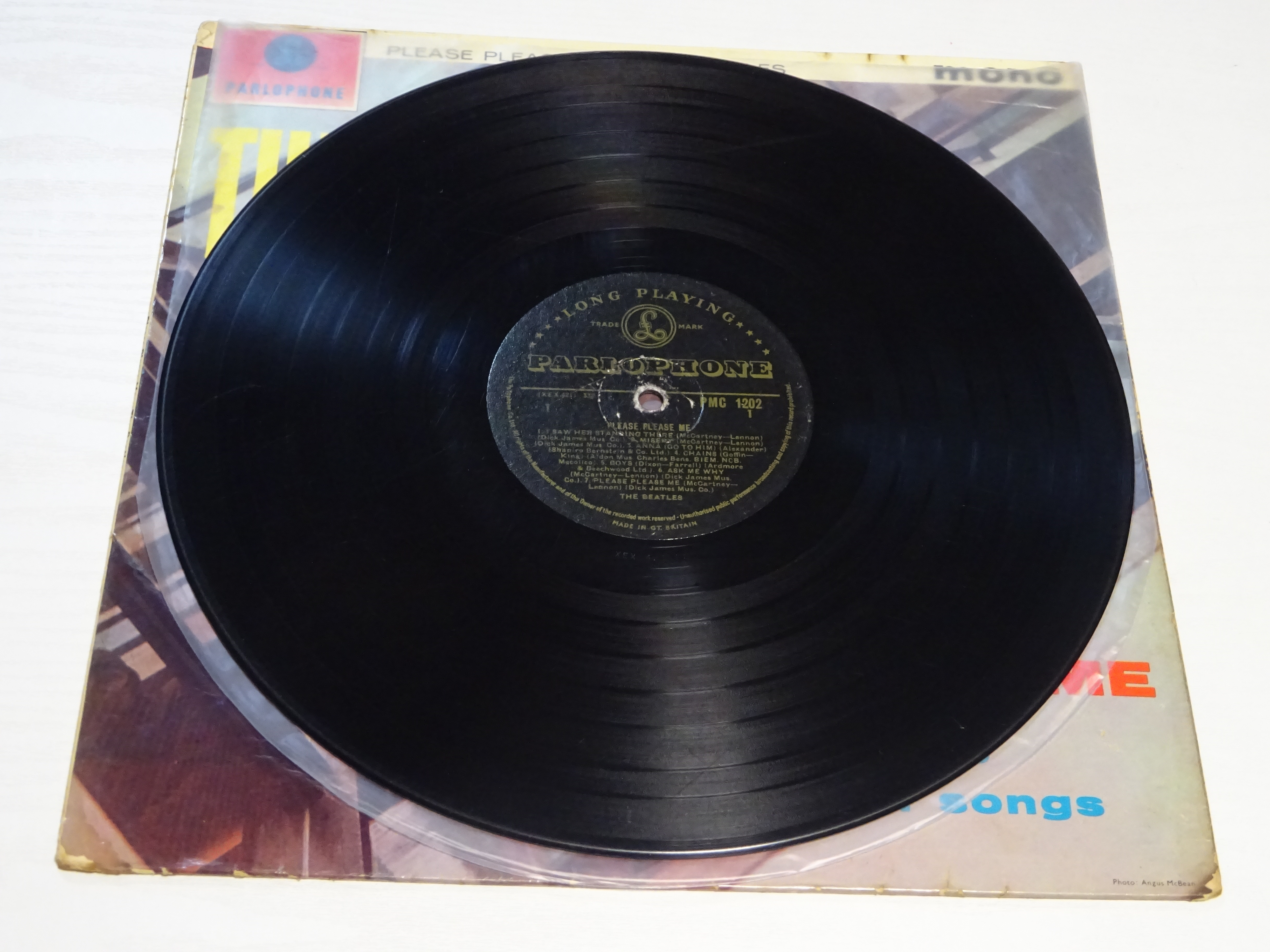 『PLEASE PLEASE ME』　UKモノラル初盤、ゴールド・パーロフォン初回”DICK JAMES”　初回アンガス・マクビーン右寄りジャケの出品です！
