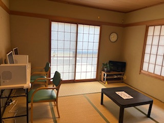 パソコンもできるし、畳の部屋でくつろいでください