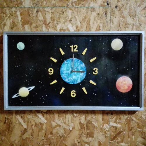 宇宙をイメージした時計　写真をアップしました。
