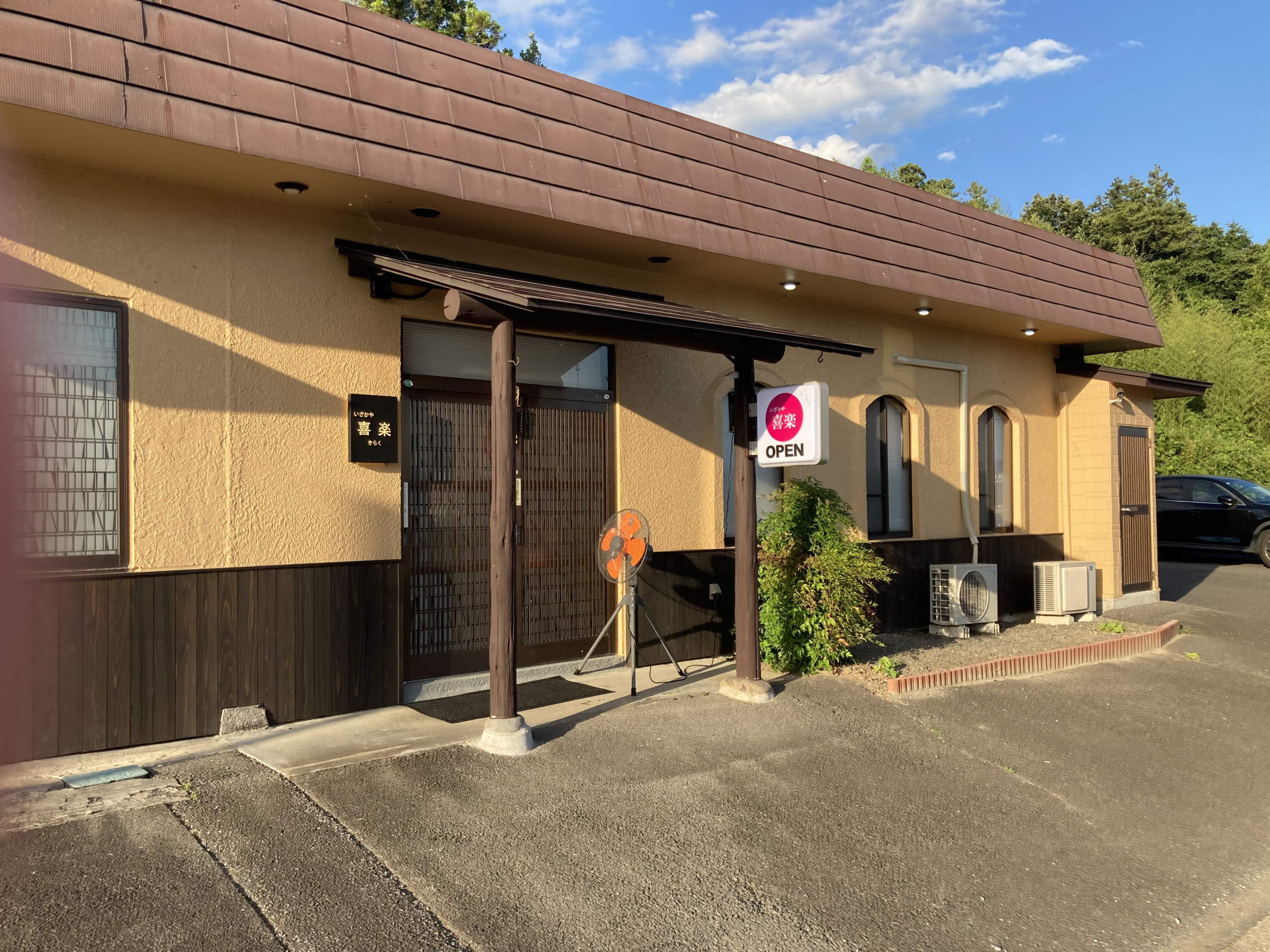 店舗前、左右に8台の駐車場有