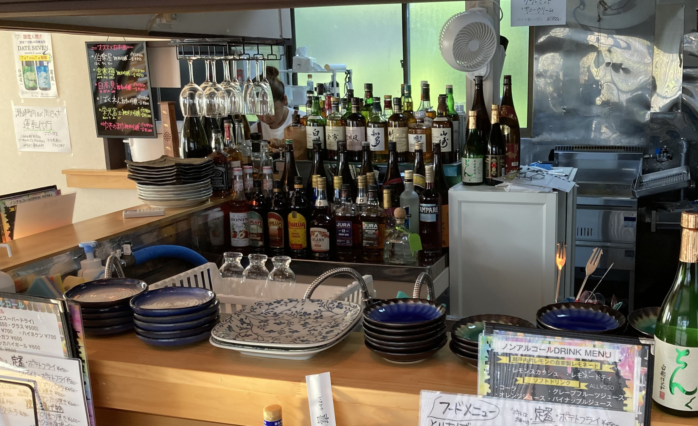 カウンター内(ビールはもちろん、ウィスキー、焼酎も多数)