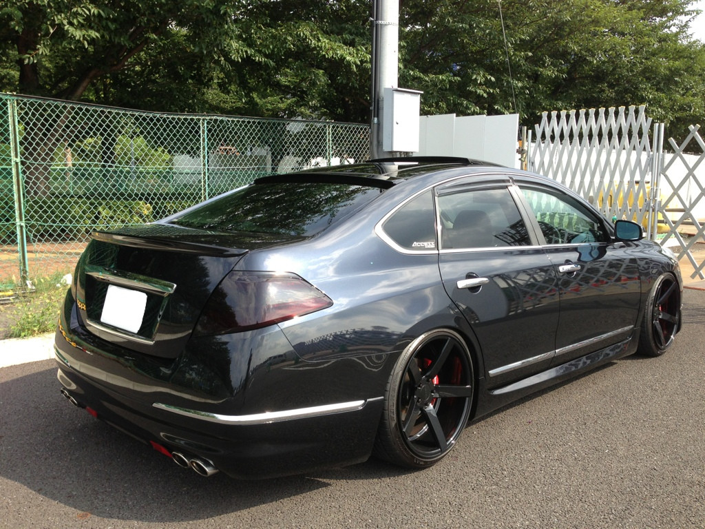 自ら磨き上げた日産ティアナの黒いボディ
