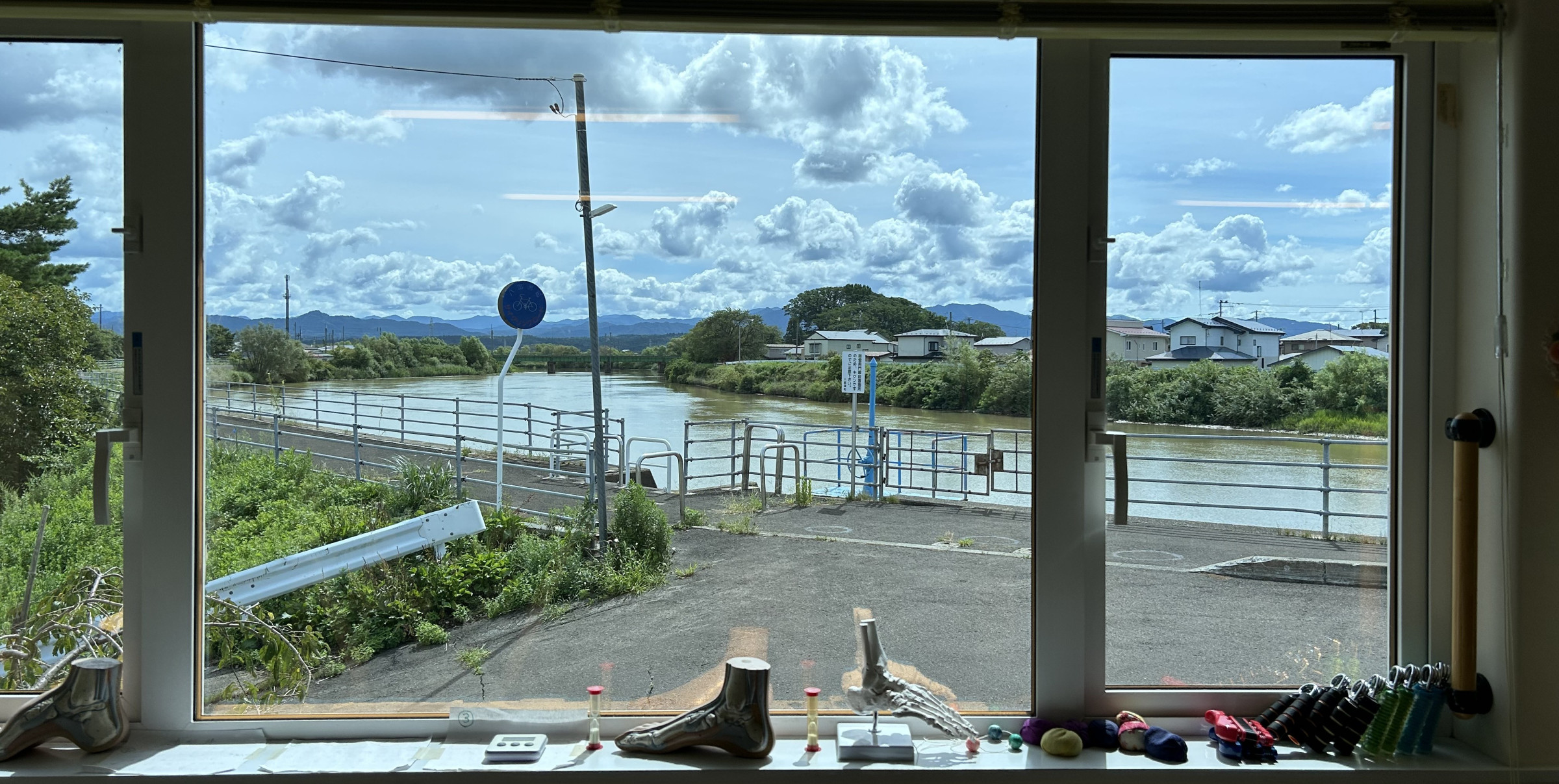 訓練室から見た風景。遠くに太平山地、眼の前は馬場目川