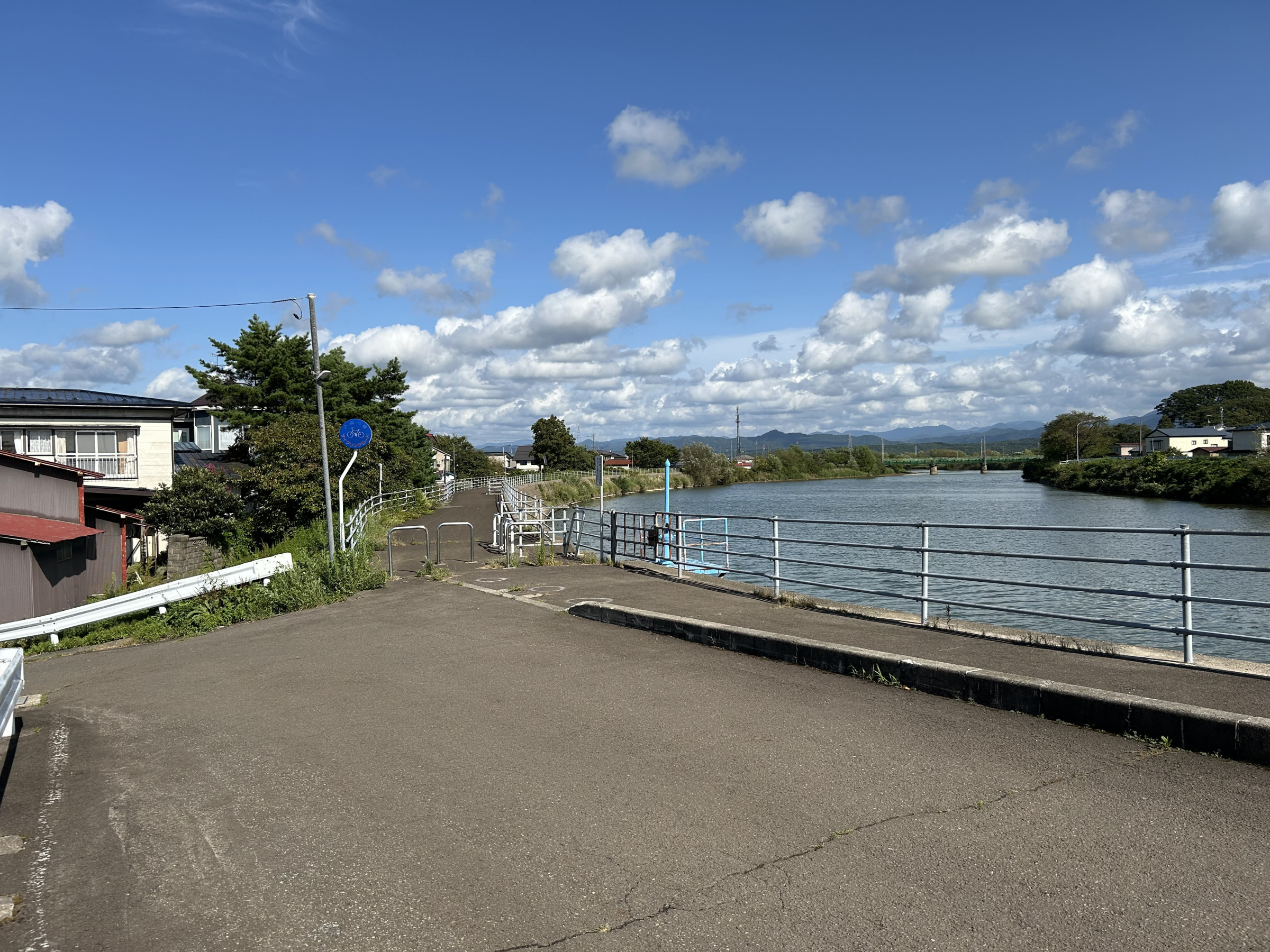 目の前はサイクリングロード。ここを利用させてもらいちょっと長い歩行訓練も可能です