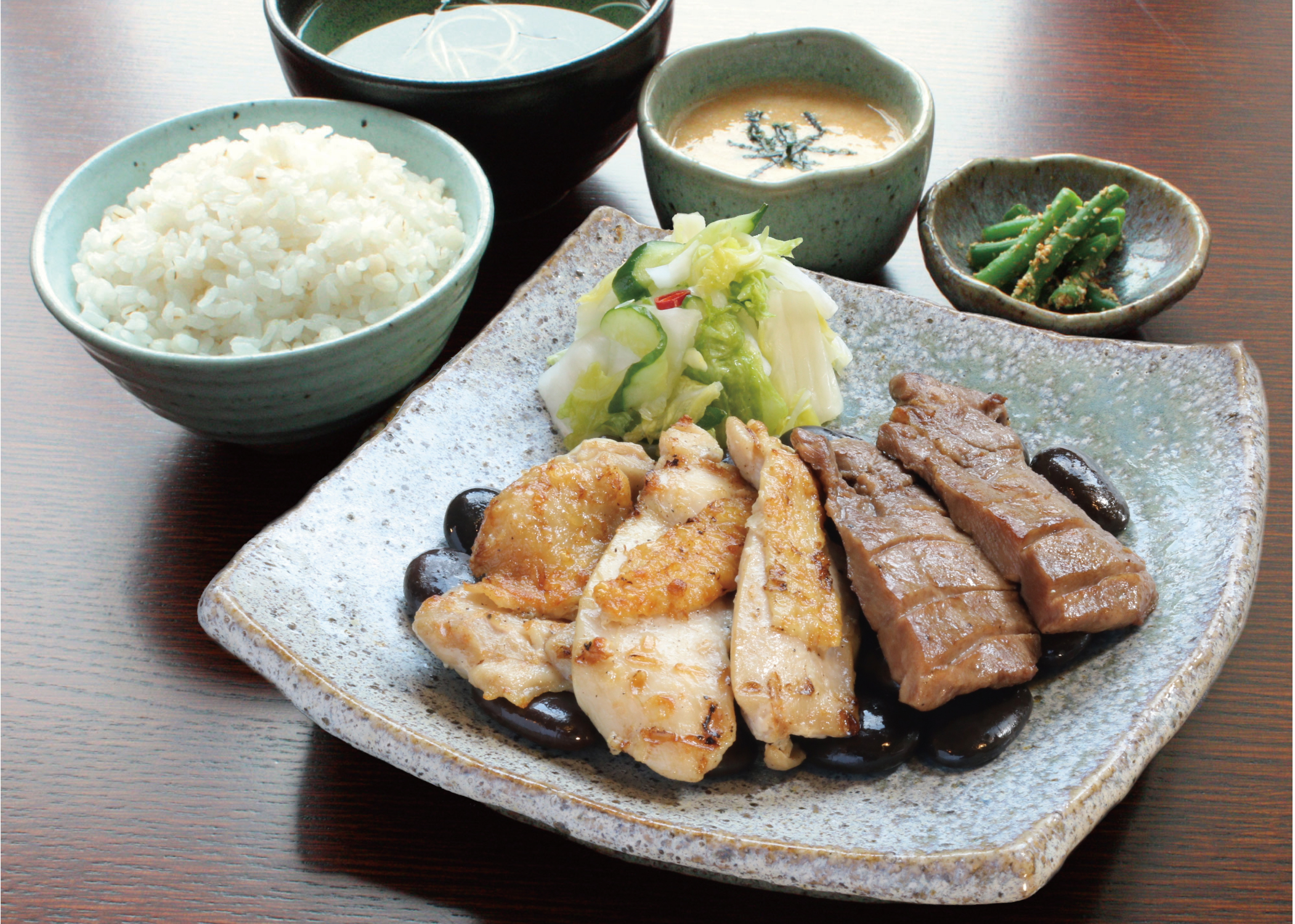 牛たんと鶏の合い盛り定食