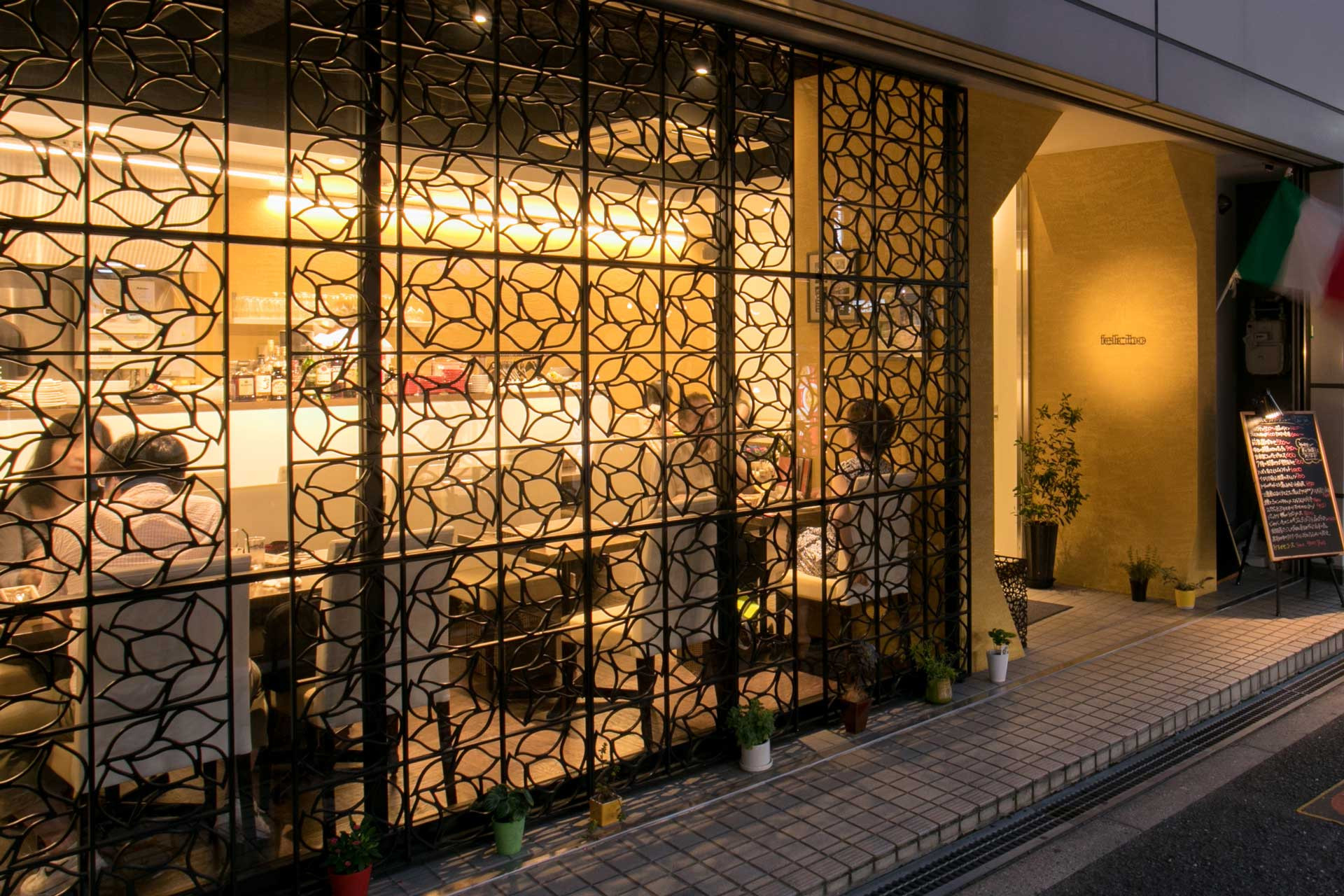 ワインと料理を楽しむおしゃれな外観｜難波のイタリアン Felicibo