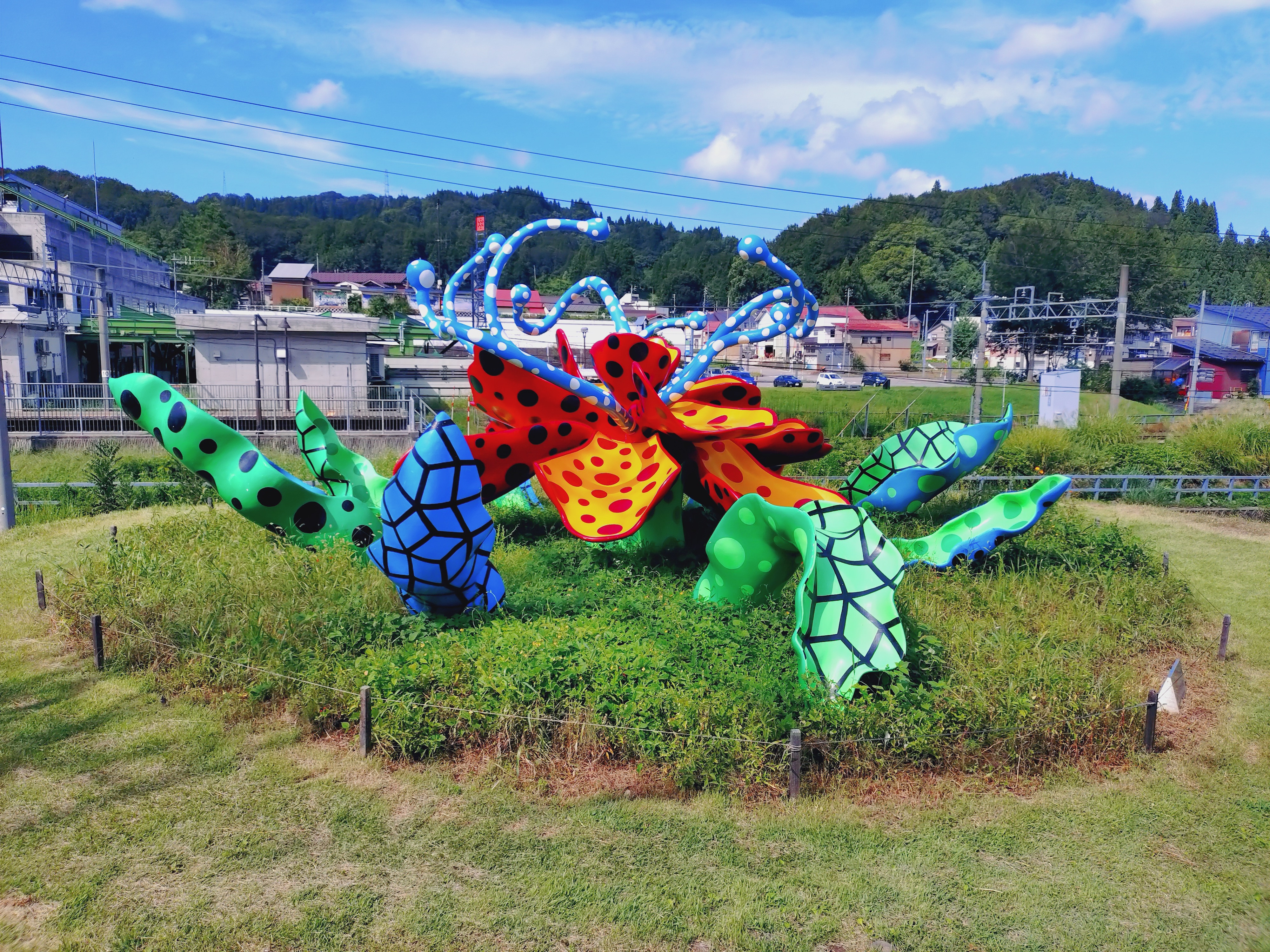 草間彌生先生を偲んで〜十日町市「大地の芸術祭」に残る愛らしい作品