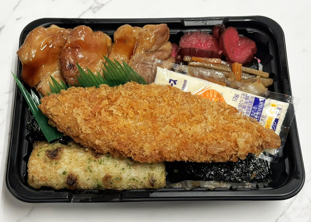 白身魚フライと炭火焼鶏のり弁