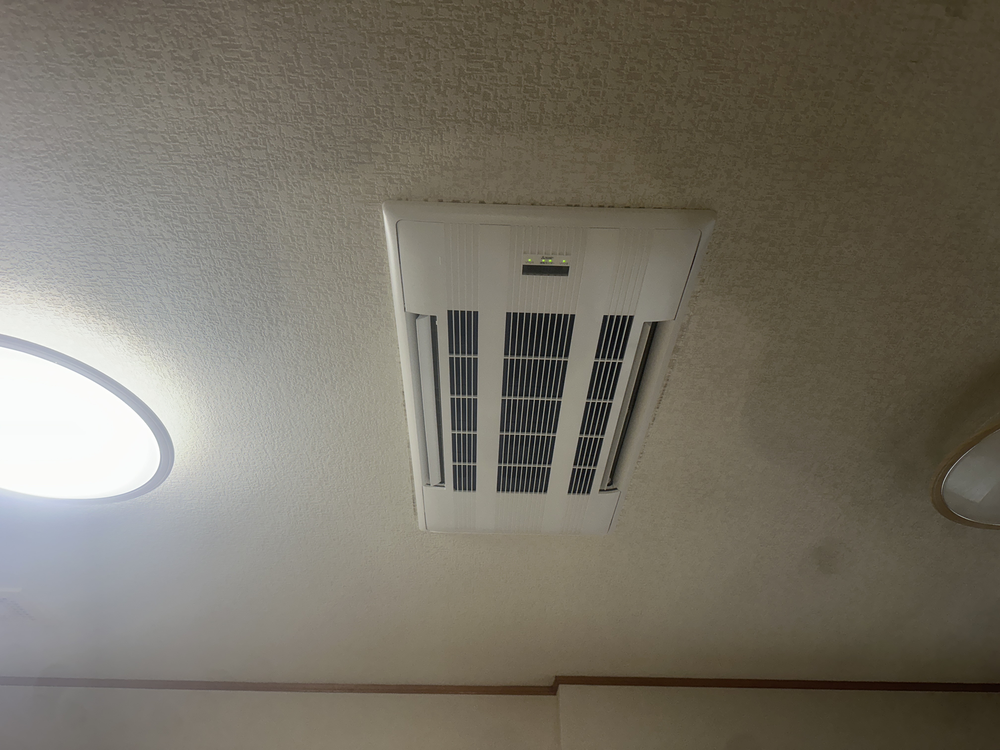 つくば市のお客様よりハウジングエアコン入れ替え工事のご依頼を頂きました。