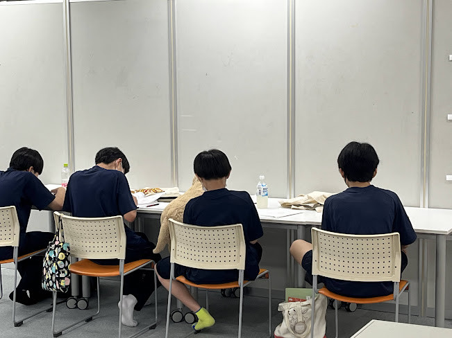 試験前は仲良く勉強