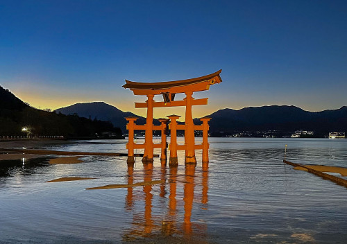 宮島・厳島神社の大鳥居夕景