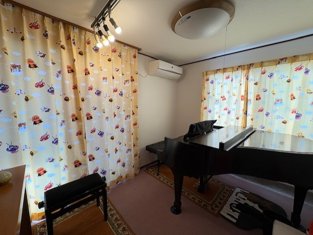 レッスンは本物のスタインウェイグランドピアノで！