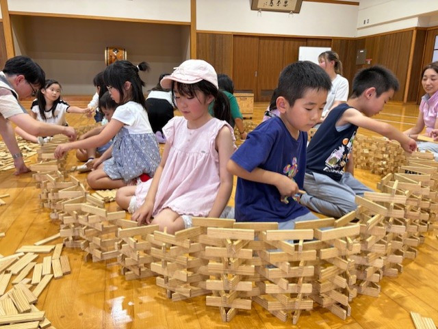 山の学校では楽しく遊びながらみんなで一緒に創造力もパワーアップ！