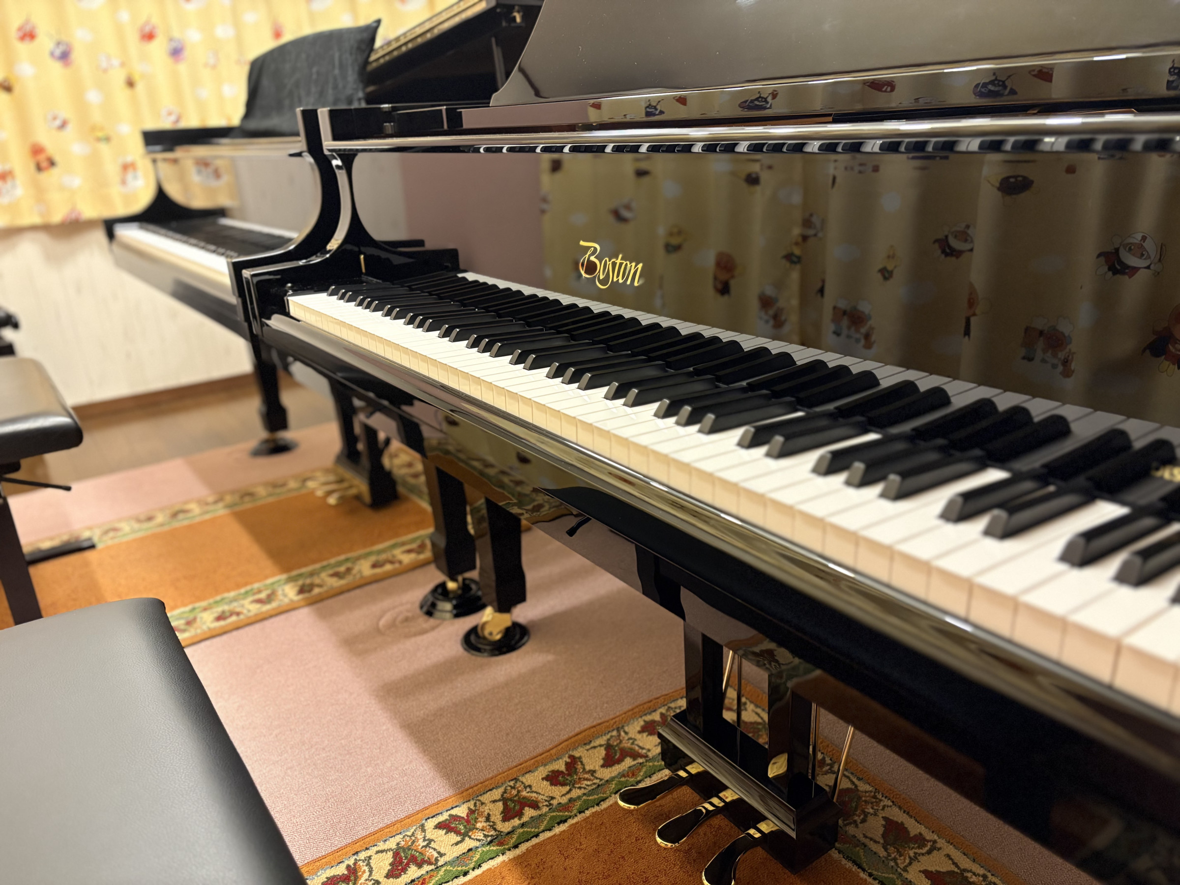 レッスンは素敵な音色のボストングランドピアノで！