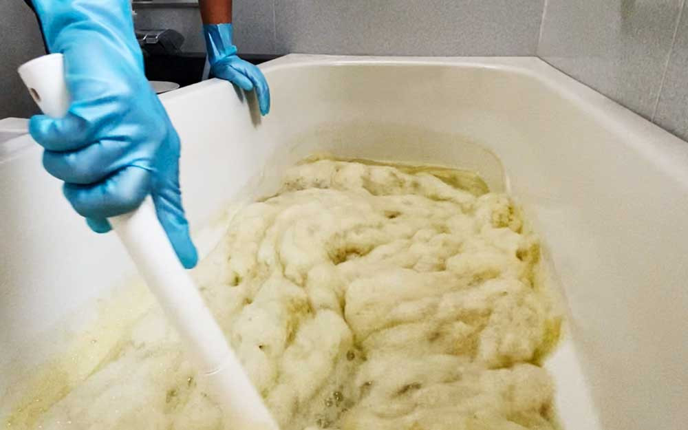 特殊洗浄剤の泡の力で汚れを押し出します。