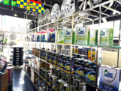 タイヤショップカーポイント店内オイル01(1).JPG