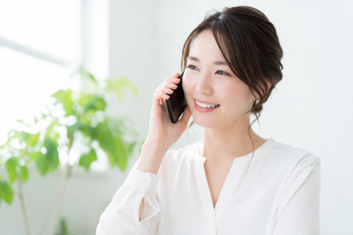 電話をかける女性.png