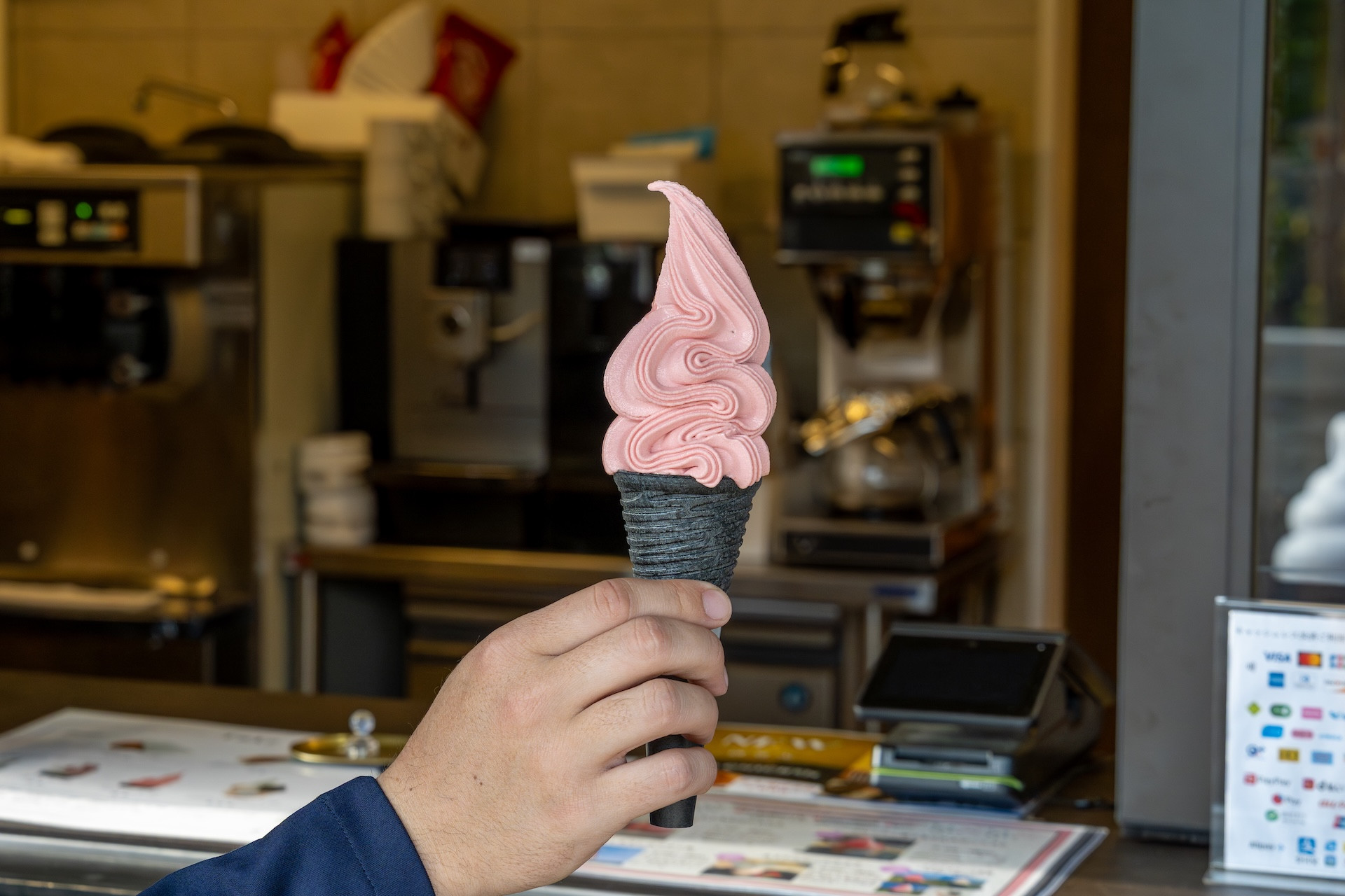 石舞台近くで苺のソフトクリームを食べる