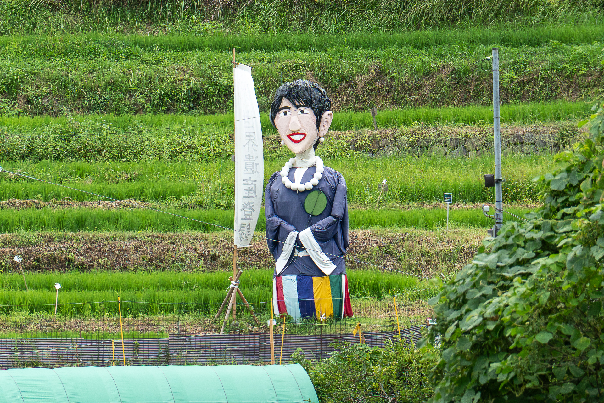 稲渕の巨大カカシが、今年はあの人！