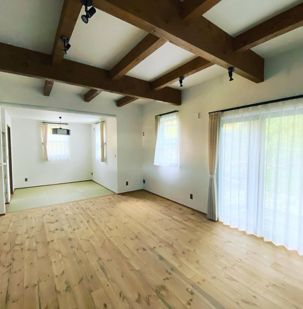 一階は木のぬくもりを感じるリラックス空間