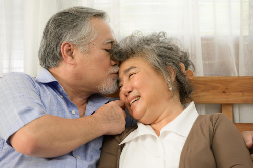 senior-couples-who-live-happily-together-pay-attention-to-each-other-without-having-children-and-grandchildren-to-look-after-free-photo.jpg