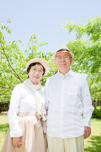 asian-elderly-couple-22465142.jpg